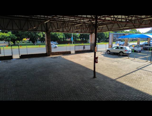 1,001M² SHOWROOM TO LET IN BARTLETT